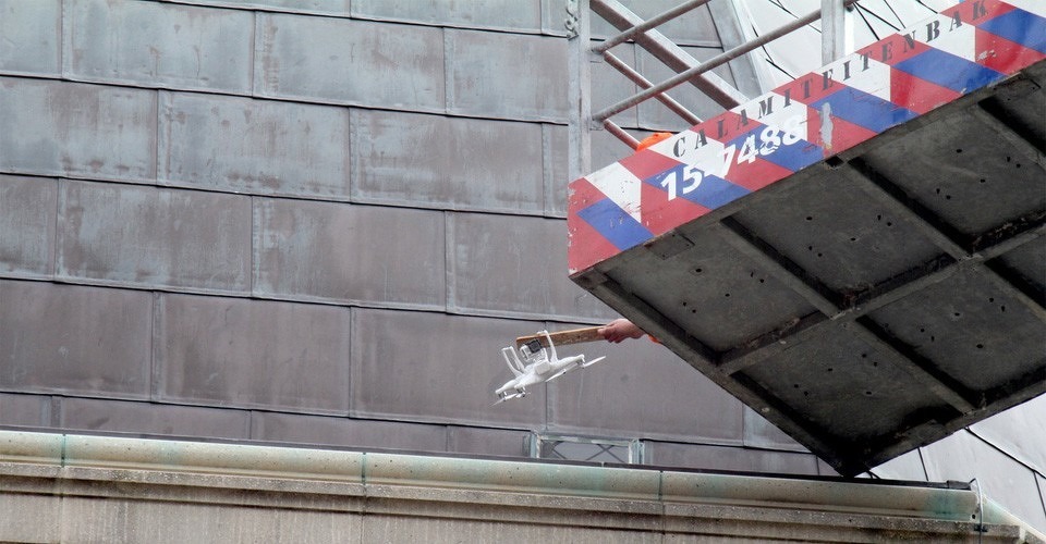 Brandweer haalt drone van dak watertoren