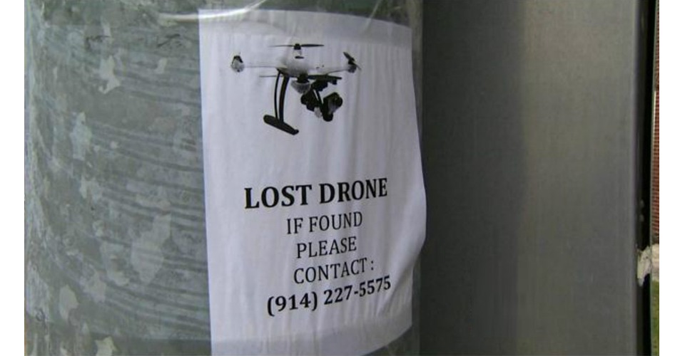 Man hangt flyers op om zijn drone terug te vinden