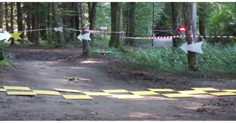 Drone race in Franse bossen