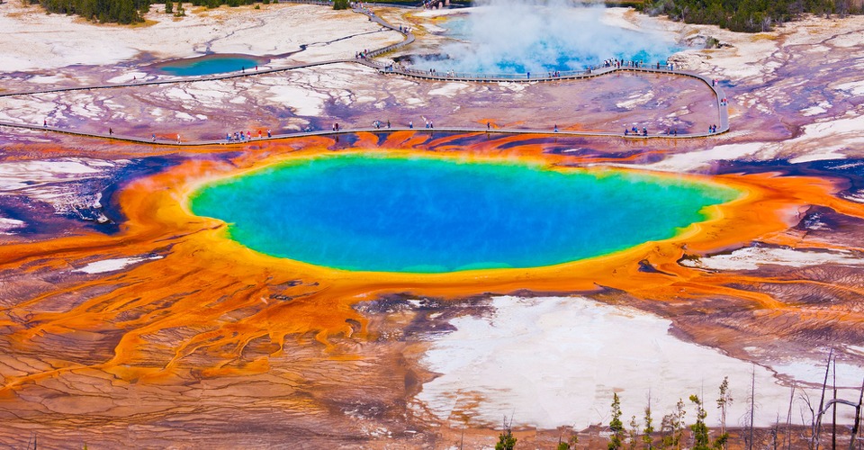 Toerist crasht drone in The Grand Prismatic Spring