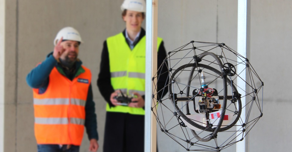 Bots drone vliegt door kleine ruimtes