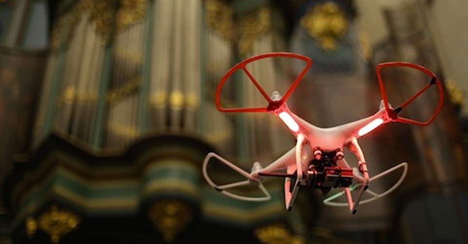 Studenten Avans vliegen met drones in Grote Kerk Breda
