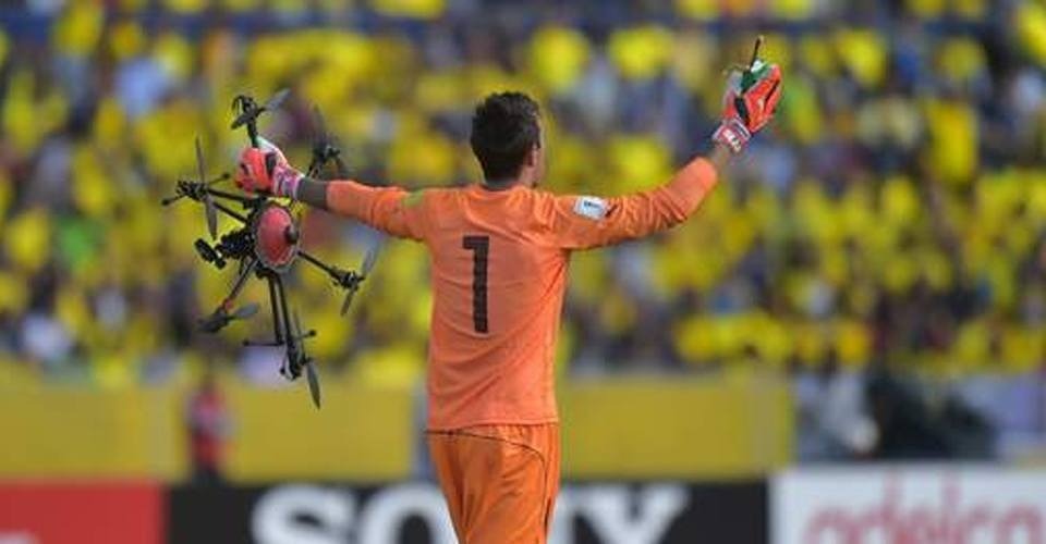 Doelman Uruguay plukt drone van het veld