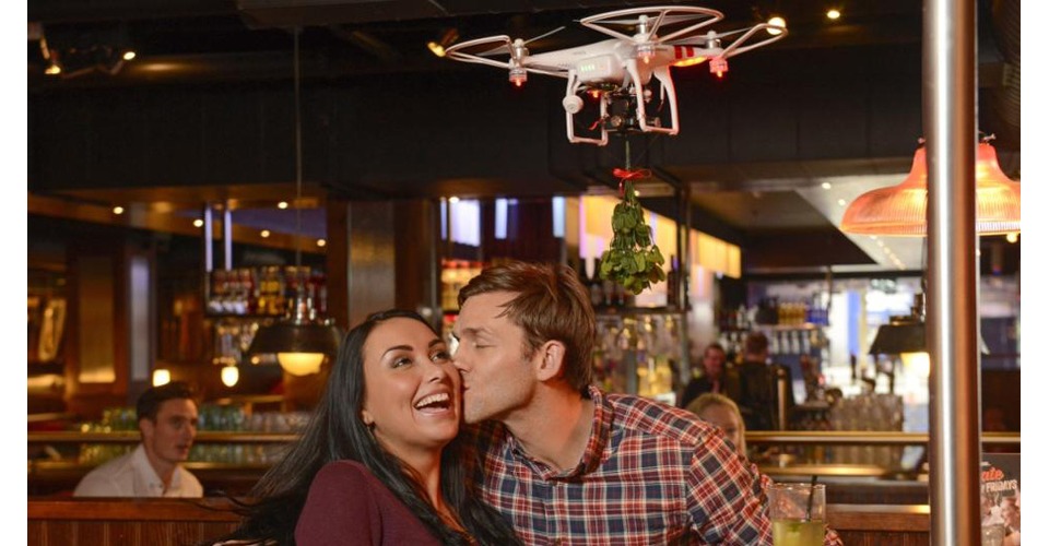 Kussen onder de mistletoe drone bij TGI Friday's