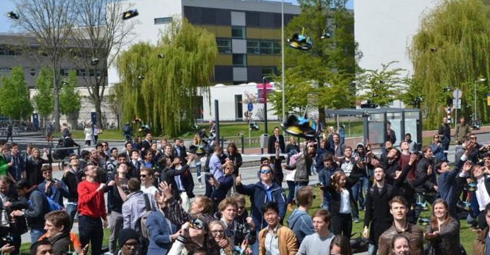 Delfste studievereniging claimt wereldrecord meeste drones in de lucht