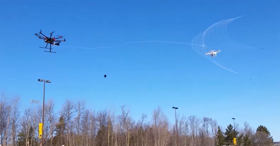 spiderman achtige drone vangt soortgenoten met vangnet