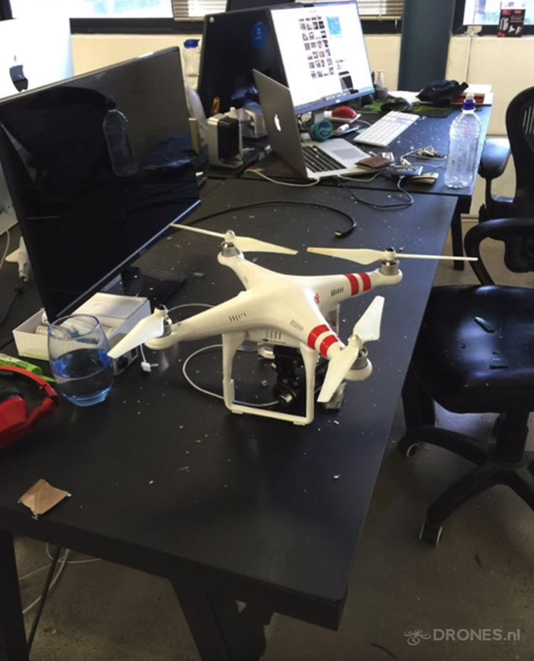 Drone knalt door raam van kantoor in Kaapstad tegen hoofd van medewerker