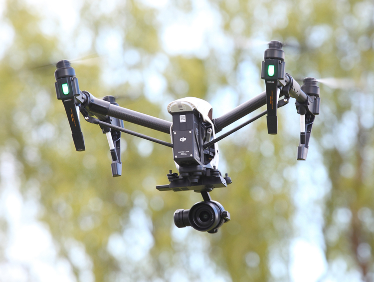 Fotomodel krijgt Inspire 1 drone in gezicht