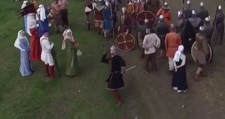 Russische ridder valt drone met speer aan