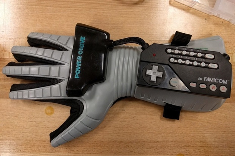 Amerikaan bestuurt drone met Nintendo Power Glove