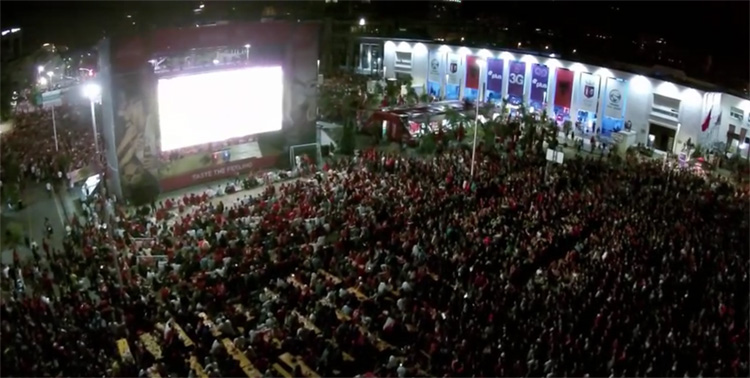 Albanese voetbalfans gefilmd met drone