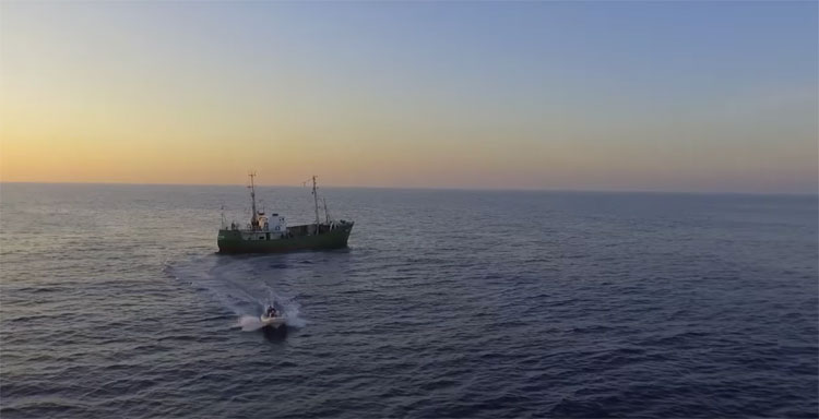 Mannen redden Phantom 3 op volle zee