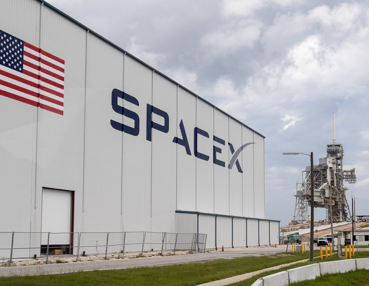 Replica van SpaceX Falcon 9 raket landt op drijvend platform