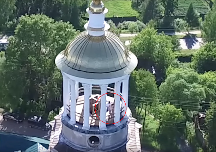Drone betrapt vrijend koppel in toren van Russisch klooster