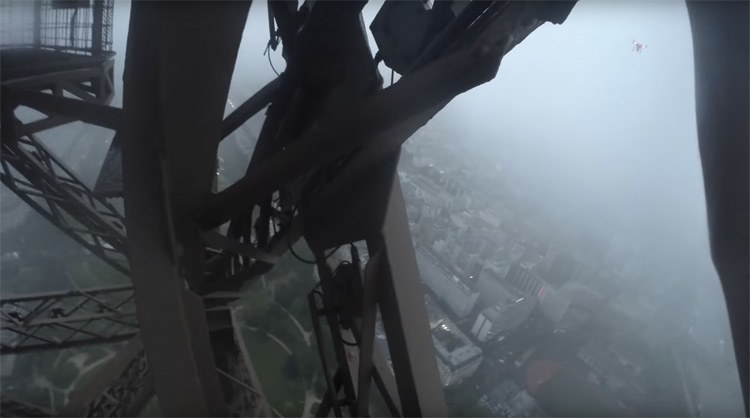 Beklimming van Eiffeltoren in Parijs gefilmd met drone