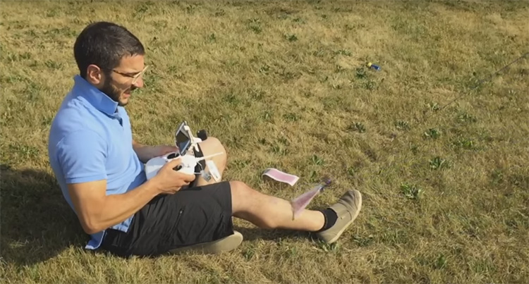 Man harst benen met behulp van drone