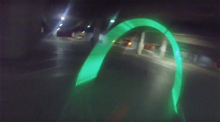 Vette FPV racetrack in ondergrondse garage