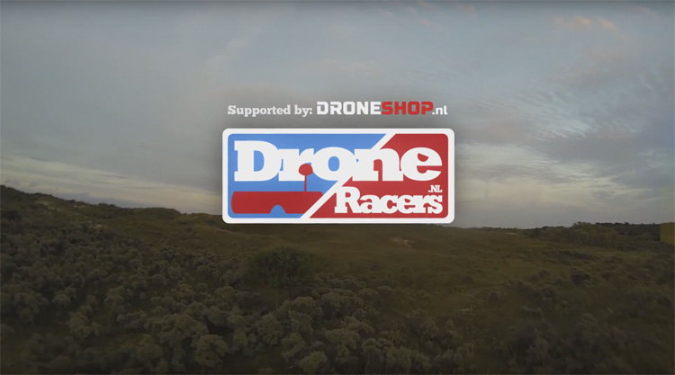 Mannen van DroneRacers.nl scheuren door de duinen