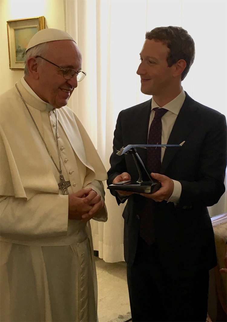 Mark Zuckerberg geeft schaalmodel van zijn drone aan Paus