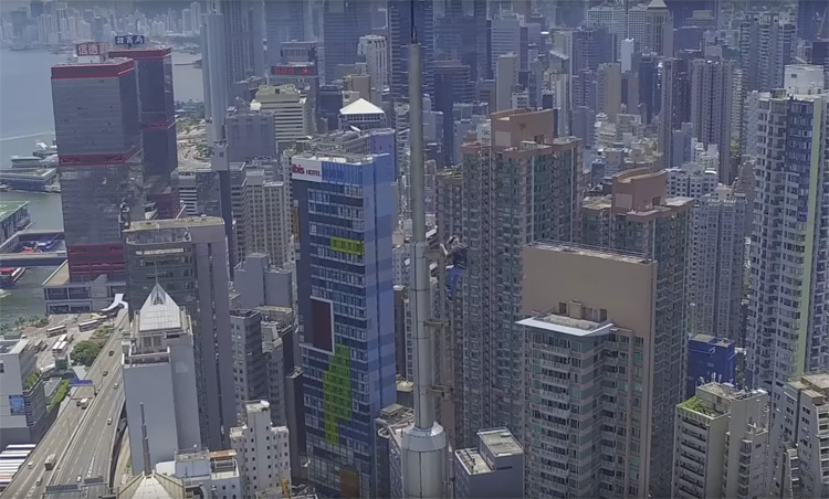 Waaghalzen klimmen op wolkenkrabber in Singapore en maken dronevideo