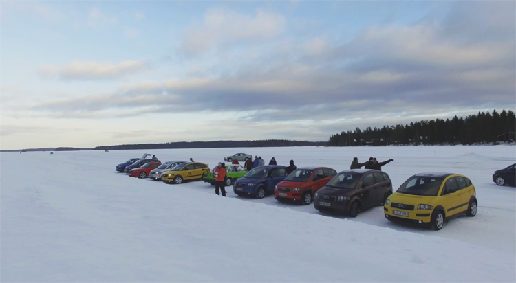 Drone filmt racende Audi's over ijs in Finland