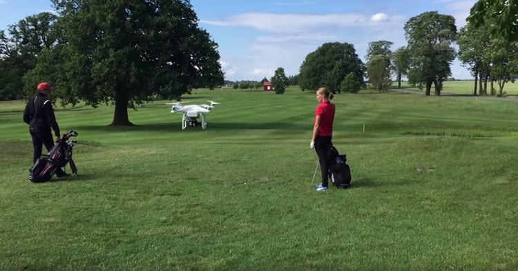 Vrouw slaat drone met golfstick uit de lucht