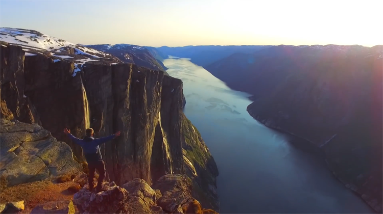 17-jarige Noor maakt prachtige drone video van berg Kjerag, Noorwegen