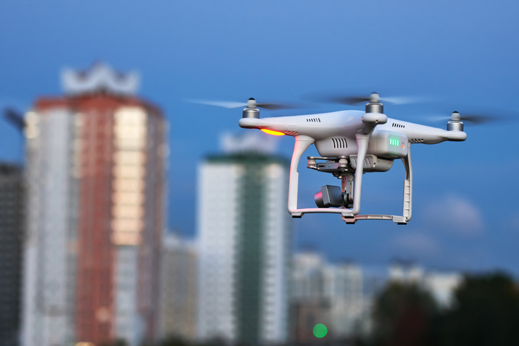 Engelse overheid test impact tussen drone en vliegtuig
