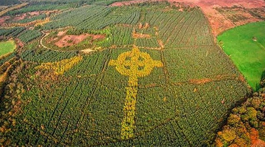 Mysterieus keltisch kruis gespot met drone in Iers bos