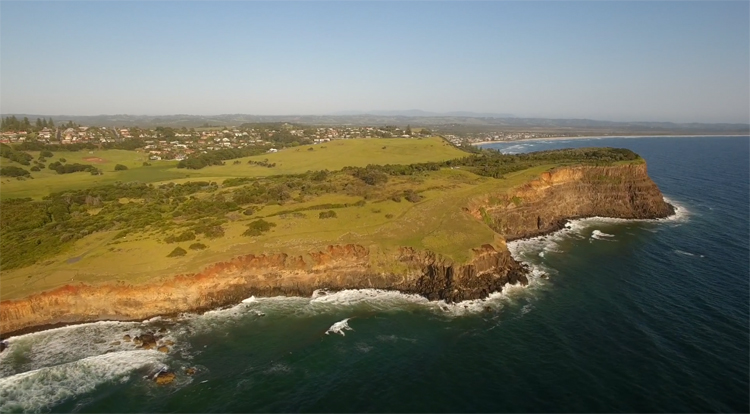 Prachtige drone luchtopnames bij Lennox Head kliffen, Australië