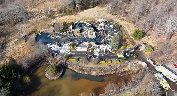 Dronevideo toont door brand verwoestte villa
