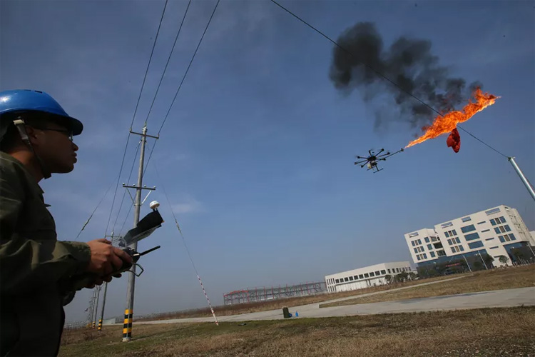 Vuurspuwende drone verwijdert afval in China