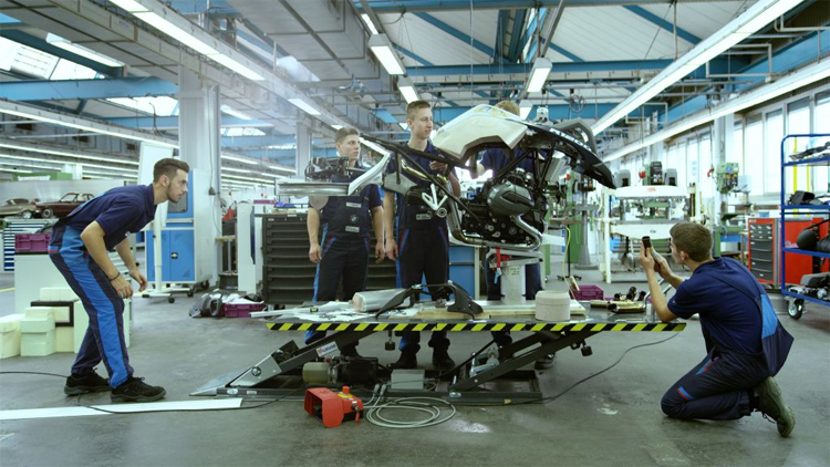 BMW en LEGO Technic bouwen vliegende motor