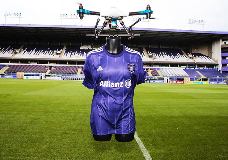 Drone presenteert nieuw Europese wedstrijdshirt RSC Anderlecht