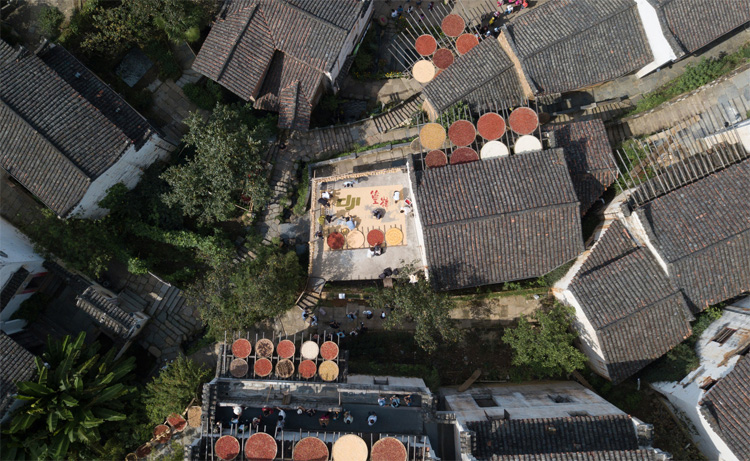 Chinese stad nodigt dronepiloten uit om kleurrijke traditie vast te leggen