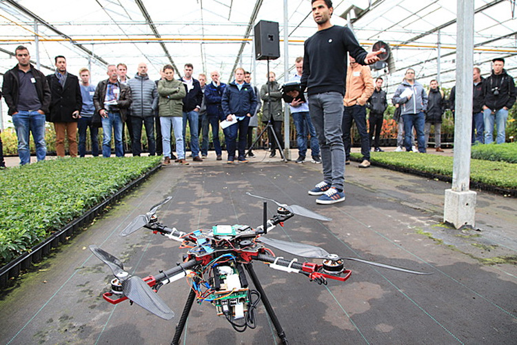Luchtvaartstudenten halen zes ton op voor drones in tuinbouwkassen