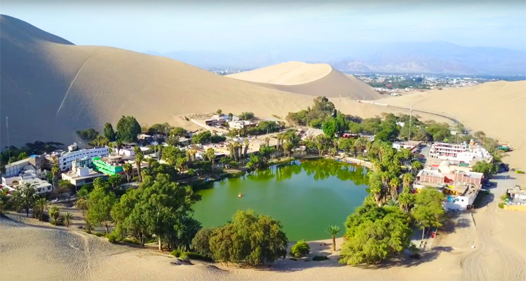 Springen Pebish beweging Prachtige drone opnames van een Oase in Perú