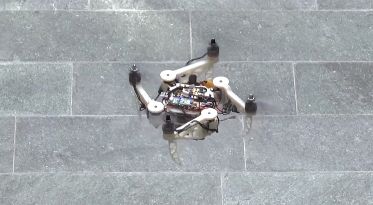 Universiteit Zurich maakt drone die tijdens vlucht opvouwt