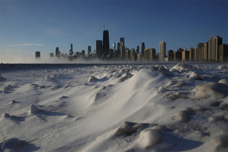 Dronebeelden tonen bevroren stad Chicago
