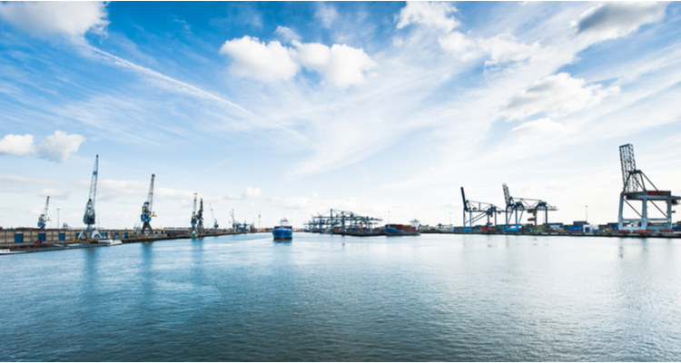 Drone levert onderdelen aan schip in Rotterdamse haven