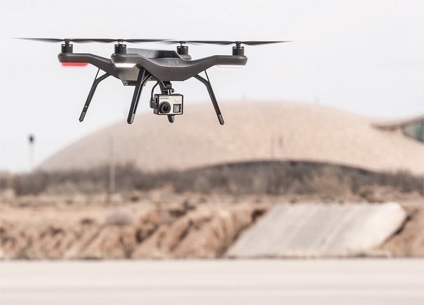 3d-robotics-chris-anderson-idiote-gedrag-met-drones-moet-stoppen-quadcopter-regelgeving-no-fly-zones-solo-2015