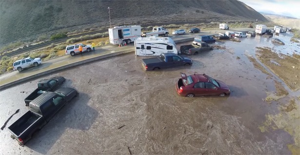 auto-vrachtwagen-in-de-modder-ravage-amerikaanse-snelweg-quadcopter-drone-2015