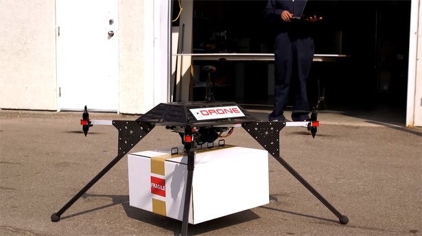 drone-delivery-canada-quadcopter-pakket-bezorging-sneller-demonstratie-laptop-2015