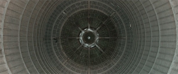 drone-filmt-binnenkant-koeltoren-verlaten-energiecentrale-in-belgie-2015