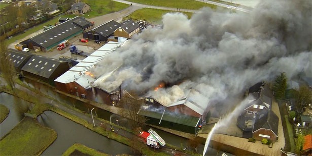 drone-filmt-grote-brand-streefkerk