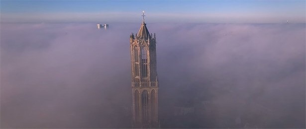 drone-video-domtoren-utrecht-mist