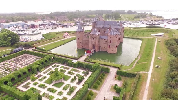 kasteel-muiderslot-muiden-noord-holland-drone-video-middeleeuws