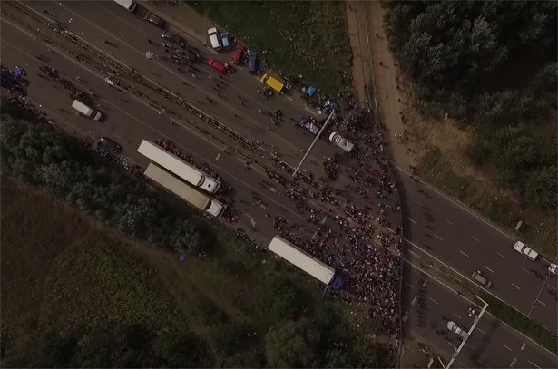 vluchtelingen-servie-hongarije-drone-quadcopter-2015-vluchten